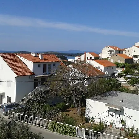 Laura חוואר